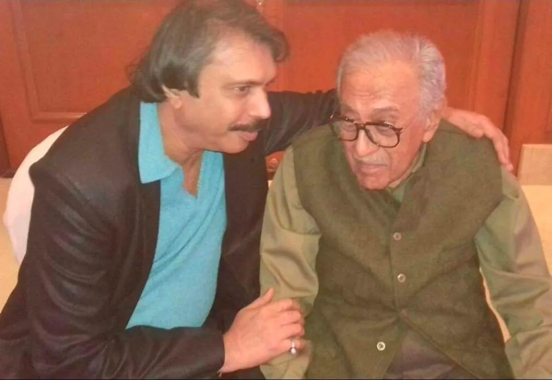 Legend Ameen Sayani sharing his advice with sr journalist Chaitanya Padukone