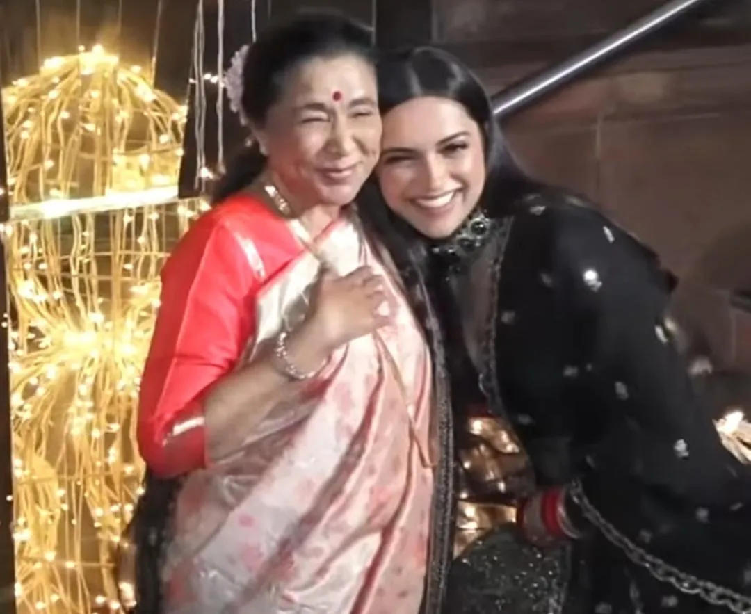 Melody-queen Asha Bhosle fondly greets screen-queen Deepika Padukone (1)