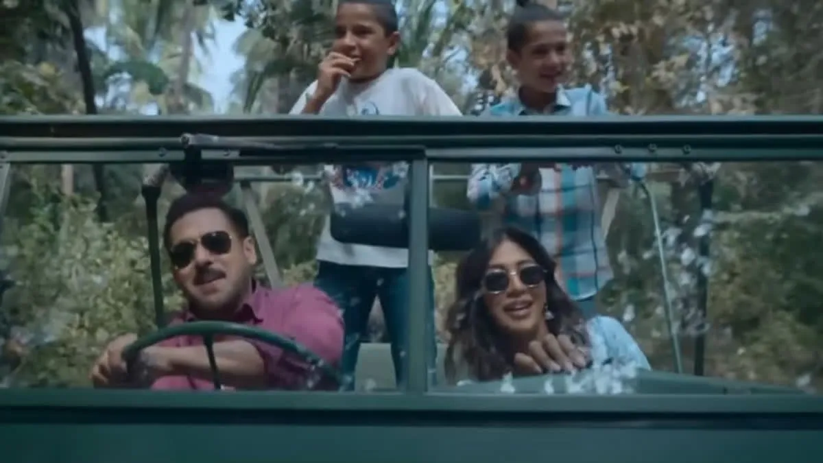 Salman Khan use personal 1941 Ford Willys jeep in Main Hoon song