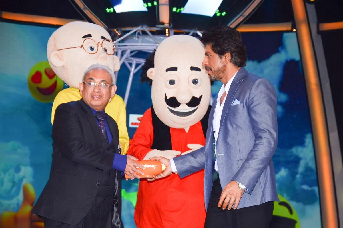 Shahrukh Khan giving Best Animation show Motu patlu to Mr. P. K Bajaj (Publisher of Lotpot)at Nicklodeon Kids Choice Award
