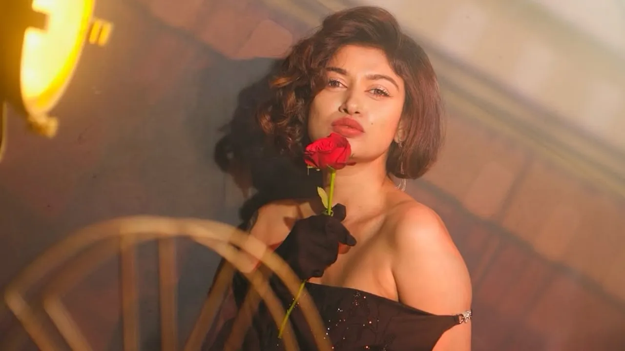 Oviya(3)