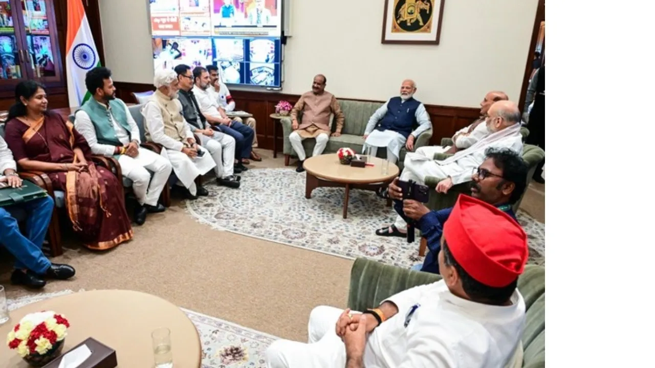 modi and rahul gandhi together02