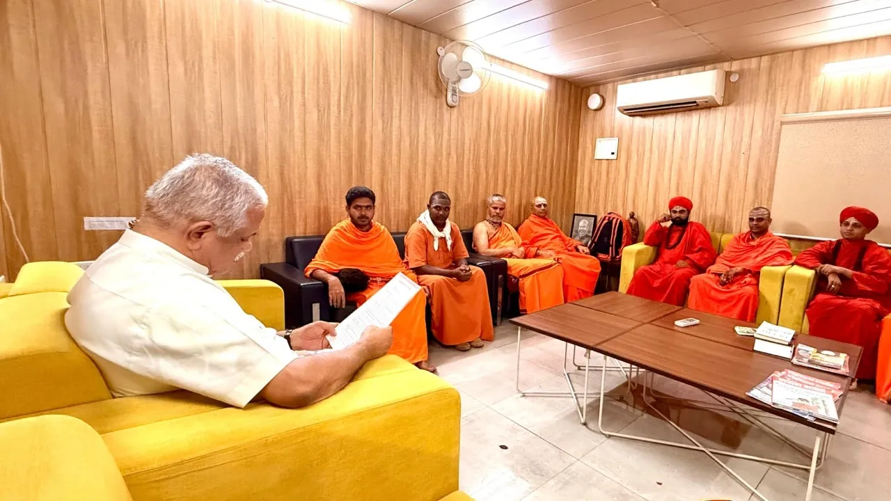 swamiji met amit shaha02