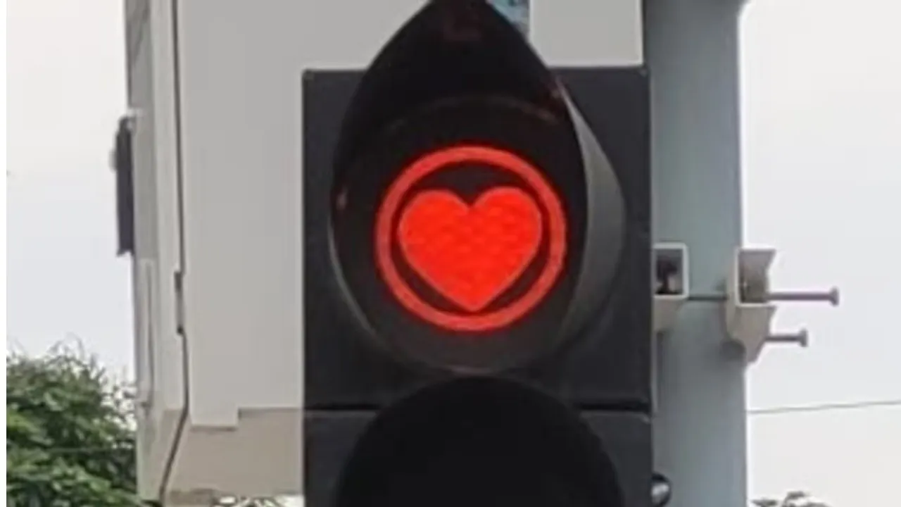 HEART SYMBOL AT TRAFFIC SIGNAL02