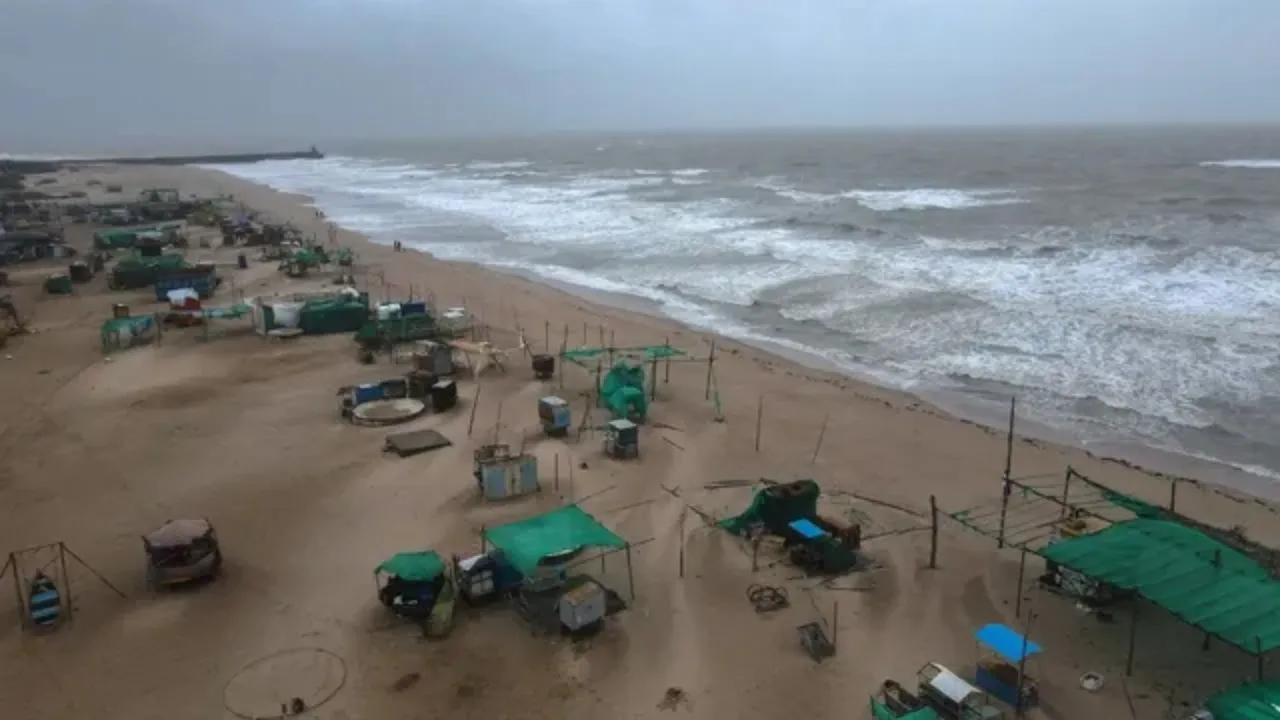 ditywah cyclone effect in srilanka (1)