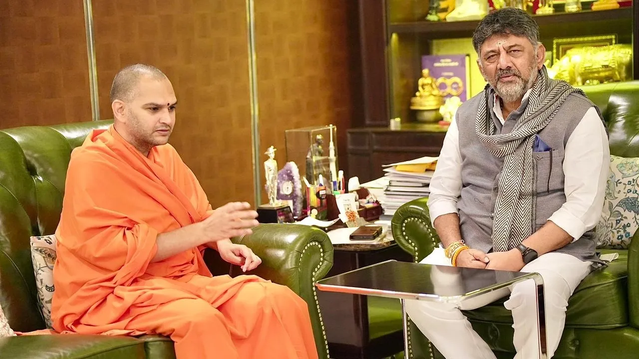 NANJAVADOOTHA SWAMIJI MET DK SHIVAKUAMR