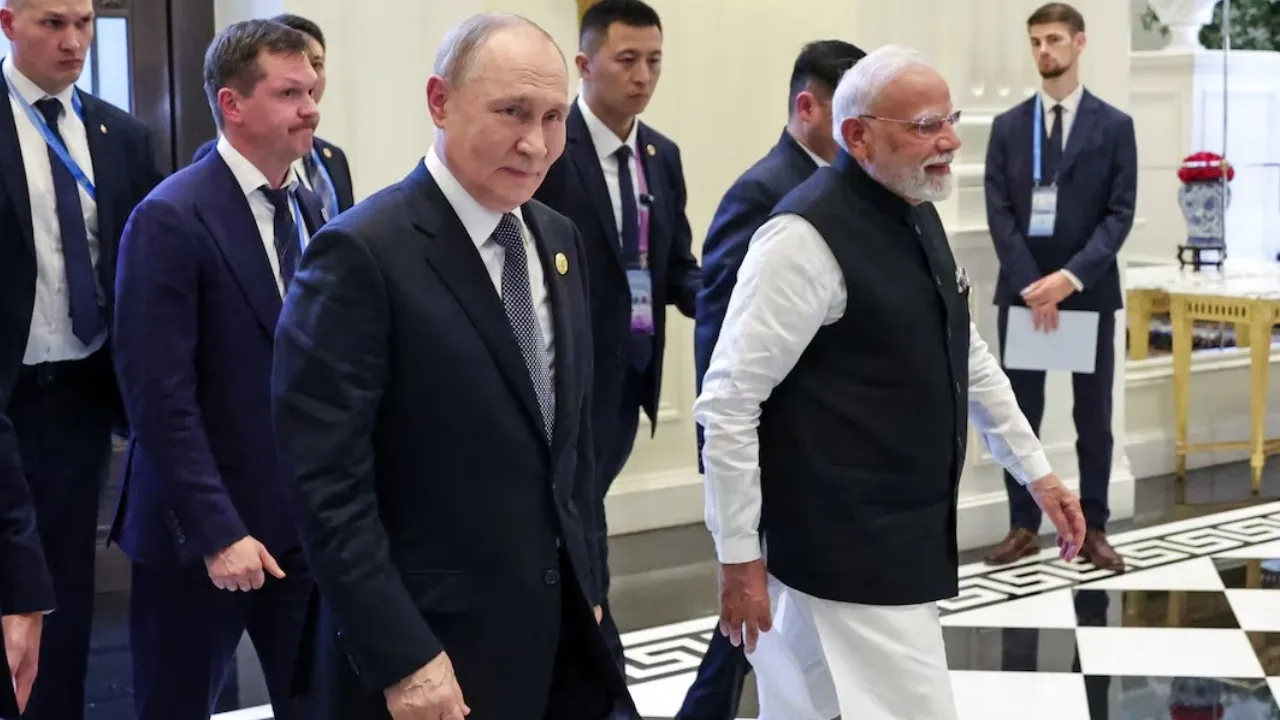 PUTIN ARRIVES IN INDIA AND MODI WELCOME (1)