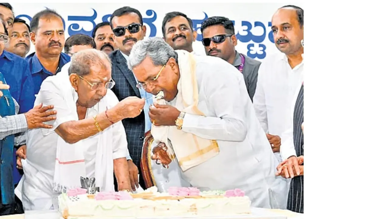 SHAMANURU AND CM SIDDARAMAIAH (1)