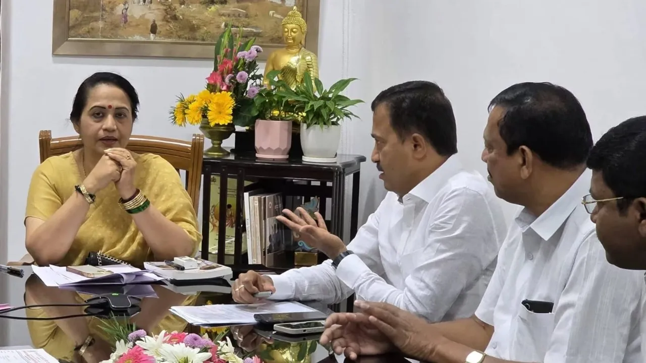 KHADI CLOTH COMPULSORY TO GOVT EMPLOYEES