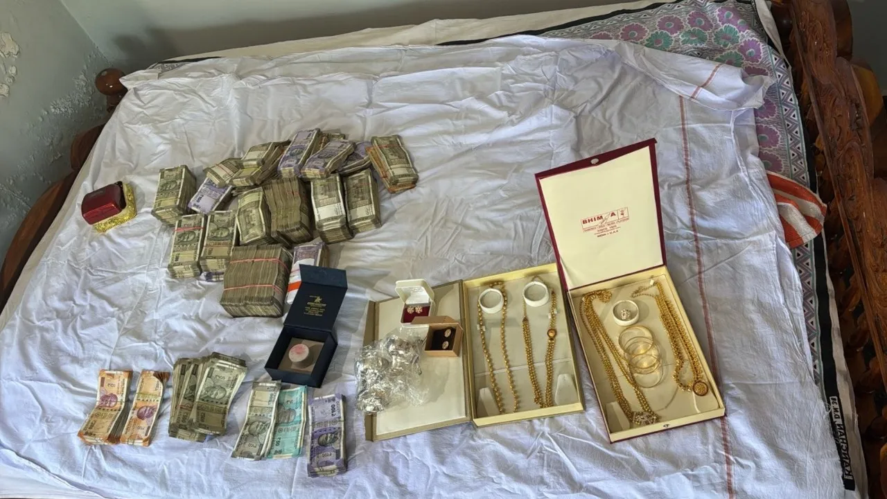 lokayukuta raid janardhan house money seized (2)