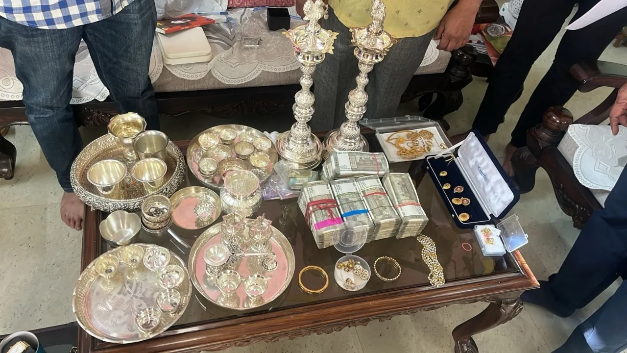 lokayukuta raid janardhan house money seized (3)