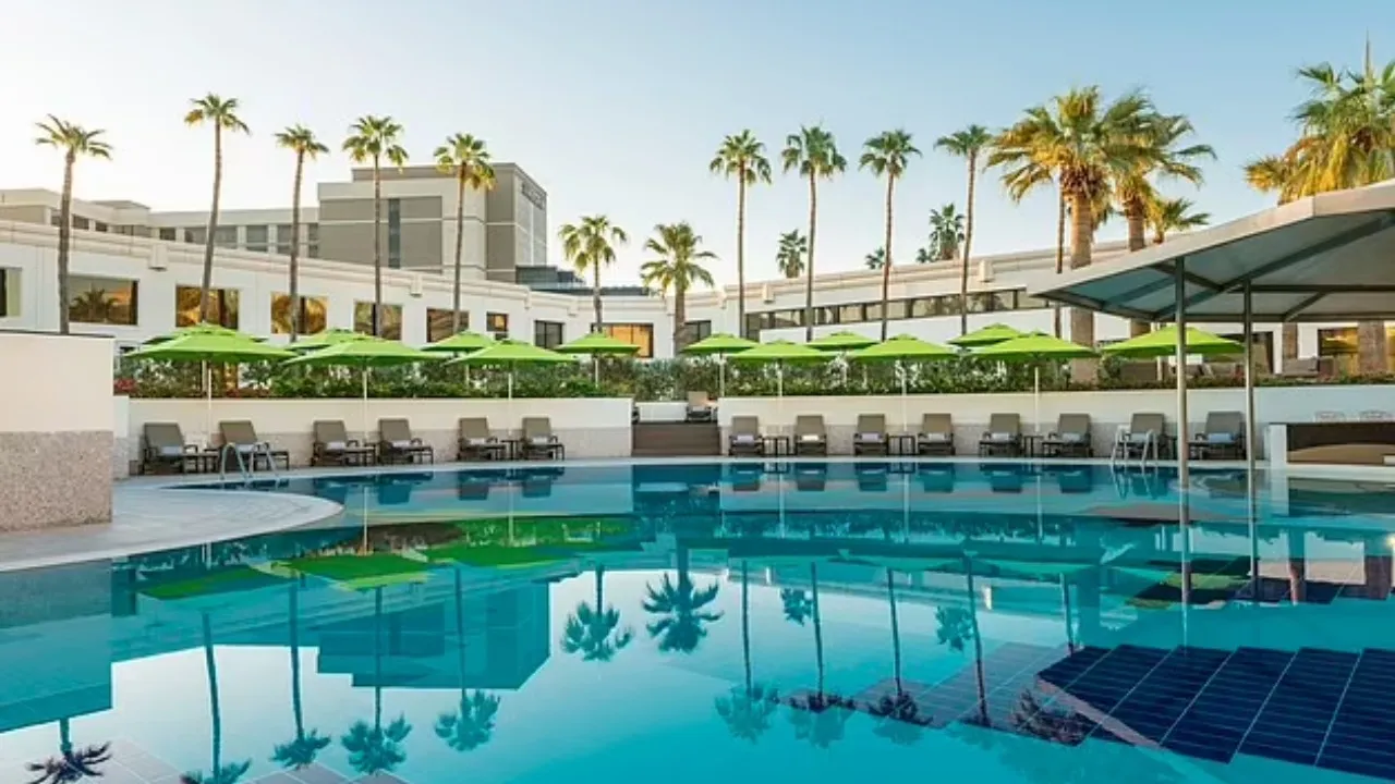 FREE HOTEL IN DUBAI AND ABUDHABHI