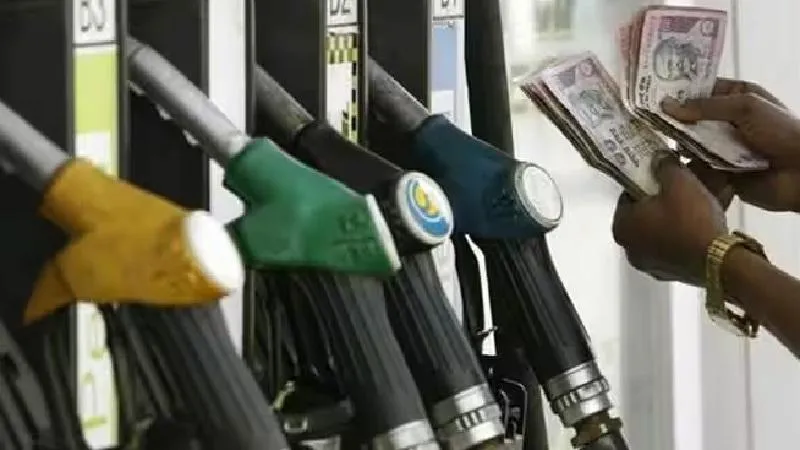 ಇಂದು 1 ಲೀಟರ್​​ ಪೆಟ್ರೋಲ್​​, ಡೀಸೆಲ್​​ ಬೆಲೆ ಎಷ್ಟು ಗೊತ್ತಾ? ವಾಹನ ಸವಾರರು ಓದಲೇಬೇಕಾದ ಸ್ಟೋರಿ!
