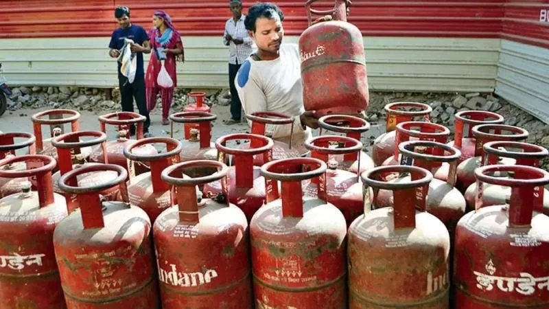 ಸಿಲಿಂಡರ್&ZeroWidthSpace;&ZeroWidthSpace; ಬೆಲೆ ಇಳಿಕೆ ಎಲೆಕ್ಷನ್&ZeroWidthSpace;&ZeroWidthSpace; ಗಿಮಿಕ್&ZeroWidthSpace;&ZeroWidthSpace;.. ಪ್ರಧಾನಿ ಮೋದಿಯನ್ನೇ ಟಾರ್ಗೆಟ್&ZeroWidthSpace; ಮಾಡಿದ ಶೆಟ್ಟರ್