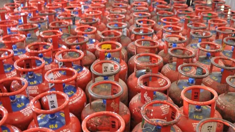 LPG Cylinder Price: ಸಿಲಿಂಡರ್​ ಬೆಲೆಯಲ್ಲಿ ಭಾರೀ ಏರಿಕೆ.. ಈ ಬಾರಿ ಎಷ್ಟು ರೂಪಾಯಿ ಹೆಚ್ಚಳ ಗೊತ್ತಾ..?