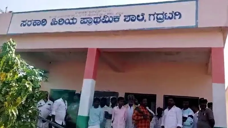 ವಿದ್ಯಾರ್ಥಿಗಳಿಗೆ ಪಾಠ ಮಾಡ್ತಿರುವಾಗಲೇ ಹೆಡ್&ZeroWidthSpace; ಮಾಸ್ಟರ್&ZeroWidthSpace;ಗೆ  ಹಾರ್ಟ್&ZeroWidthSpace; ಅಟ್ಯಾಕ್, ಕುಸಿದು ಬಿದ್ದು ನಿಧನ