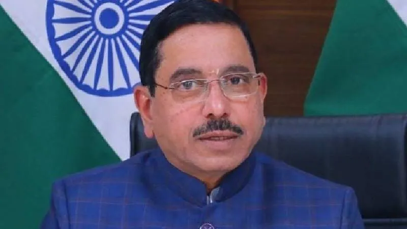 ಸಿದ್ದರಾಮಯ್ಯ ಆಡಳಿತವನ್ನು ಐಸಿಸ್&ZeroWidthSpace;ಗೆ ಹೋಲಿಕೆ ಮಾಡಿದ ಕೇಂದ್ರ ಸಚಿವ ಜೋಶಿ; ಕ್ಷಮೆ ಕೇಳುವುಂತೆ ಕಾಂಗ್ರೆಸ್ ಪಟ್ಟು