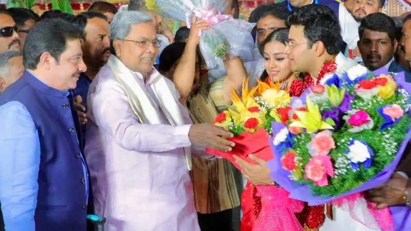 ಬಿಜೆಪಿ ಸಂಸದ ತೇಜಸ್ವಿ ಸೂರ್ಯಗೆ ಸಿಎಂ ಸಿದ್ದರಾಮಯ್ಯ ಪ್ರೀತಿಯ ಶುಭಾಶಯ; ಫೋಟೋಗಳು ಇಲ್ಲಿದೆ!