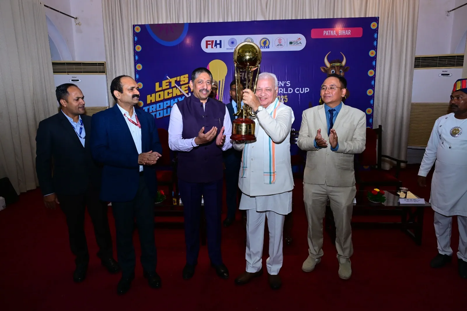 Patna Governor Arif Mohammad Khan unveiled trophy