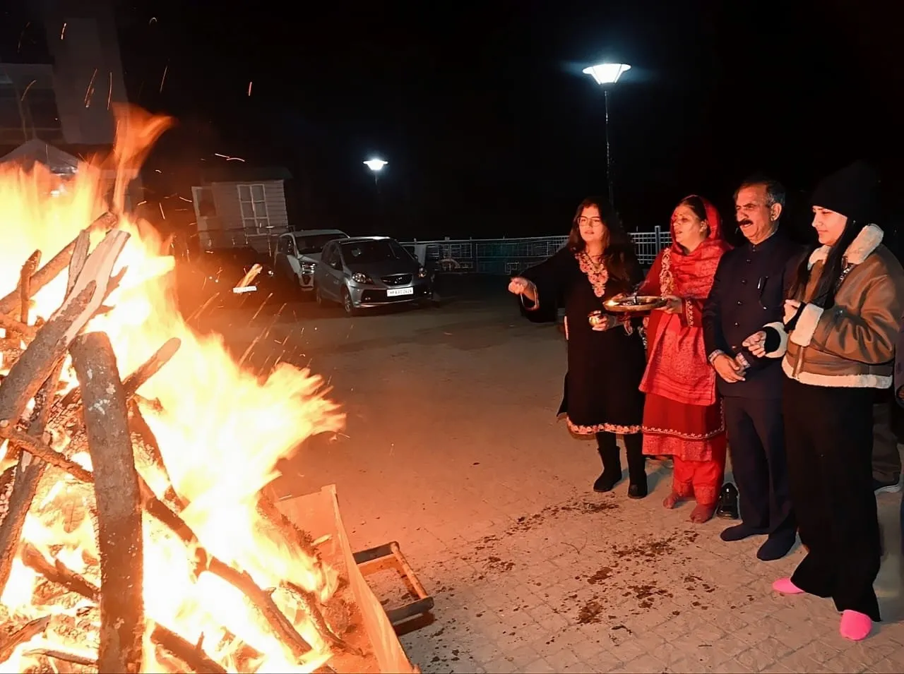 Himachal CM Sakhu celebrates lohri