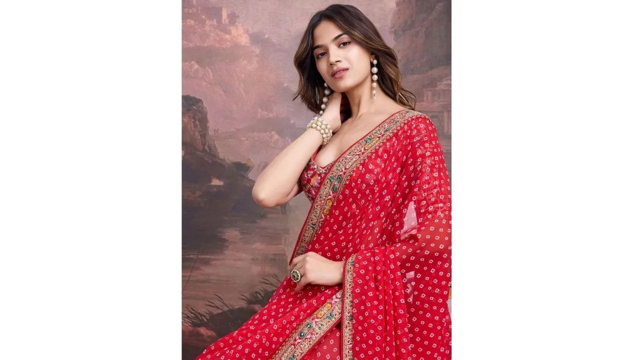 Red Saree For Valentine's Day (1)