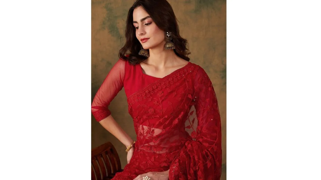 Red Saree For Valentine's Day (3)
