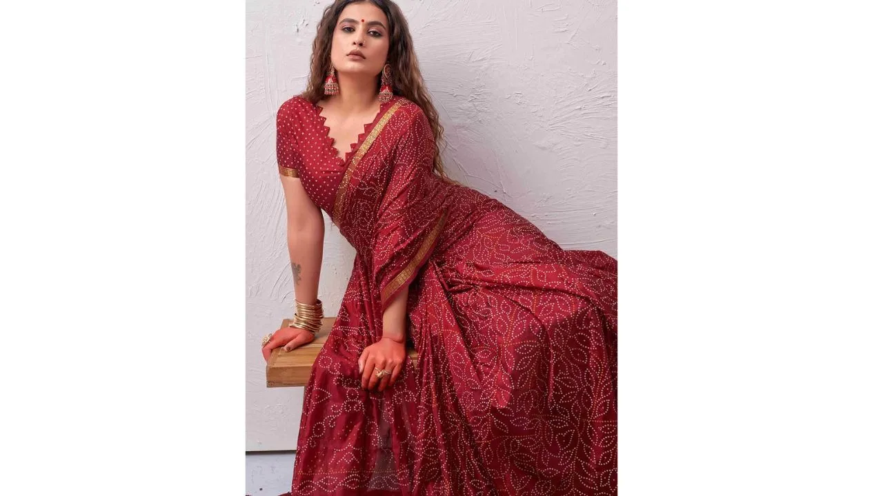 Red Saree For Valentine's Day (5)
