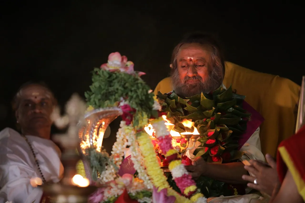 Gurudev perfoming Maha Shivratri Puja