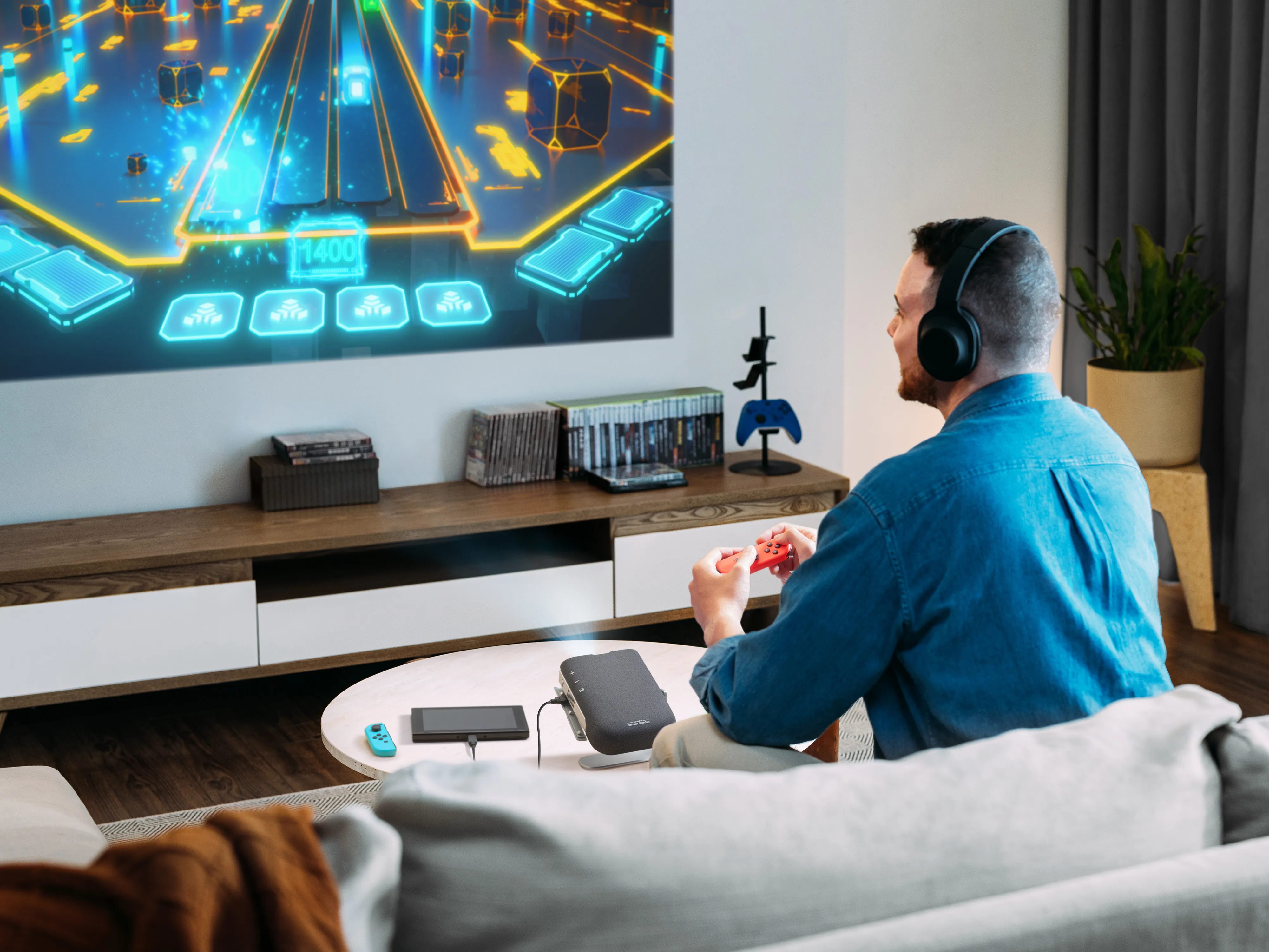 GPG-24-PRJ-M1X-Scenario Photo-BT Out_Gaming