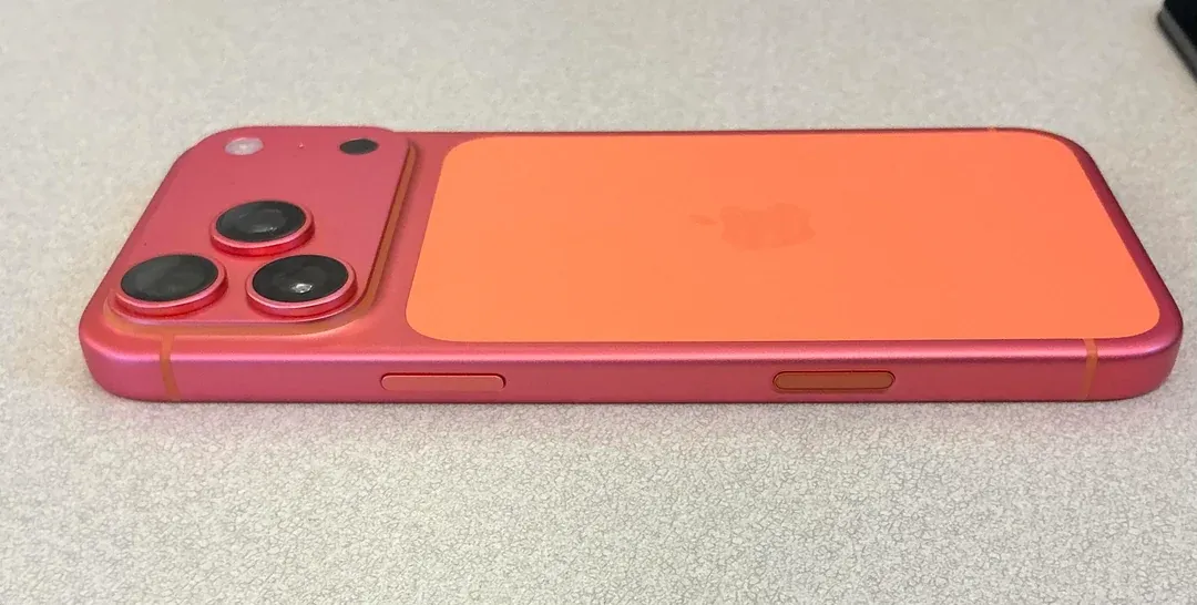 update-on-orange-iphone-17-pro-max-that-turned-rose-gold-v0-axapruyj93vf1