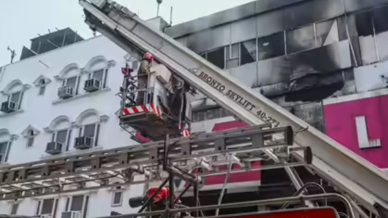 delhi karol bagh fire breaks out in vishal mall one died