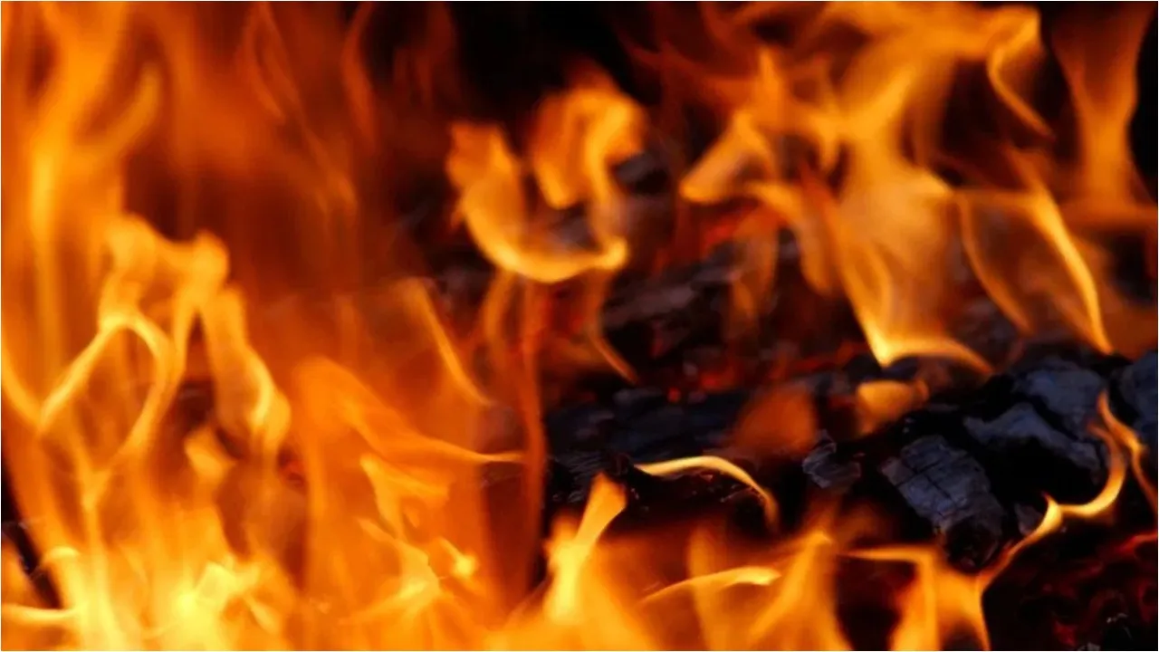 Miscreants pour petrol on husband and wife and set them on fire in Palnadu