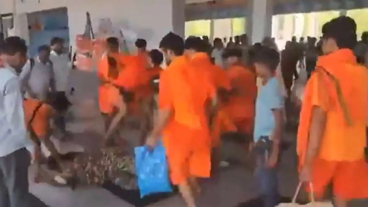 Kanwariyas punch, kick CRPF jawan at UP station after spat over tickets