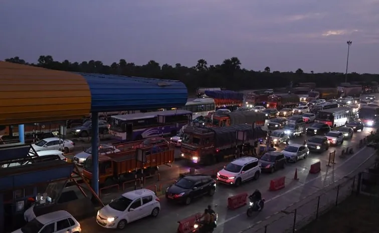 Heavy Traffic Jam In Vijayawada-Hyderabad Highway PHotos (14)