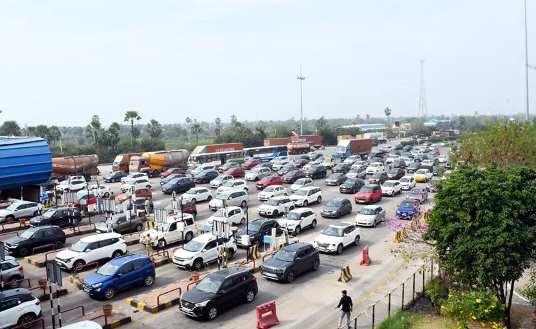 Heavy Traffic Jam In Vijayawada-Hyderabad Highway PHotos (2)