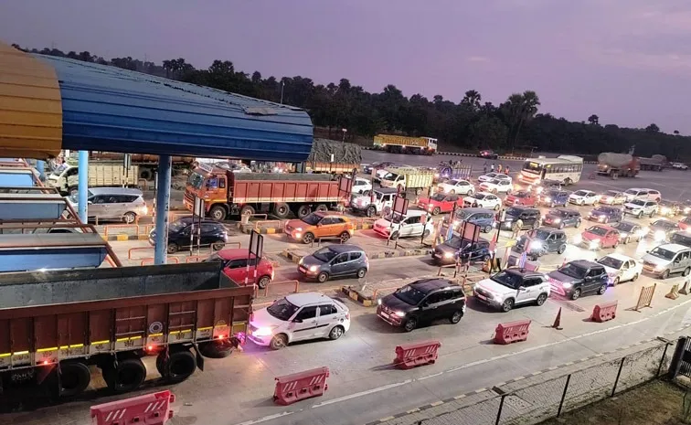 Heavy Traffic Jam In Vijayawada-Hyderabad Highway PHotos (8)