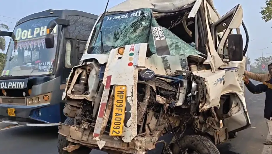 Bus hits electric pole on Bhubaneswar-Puri National Highwa