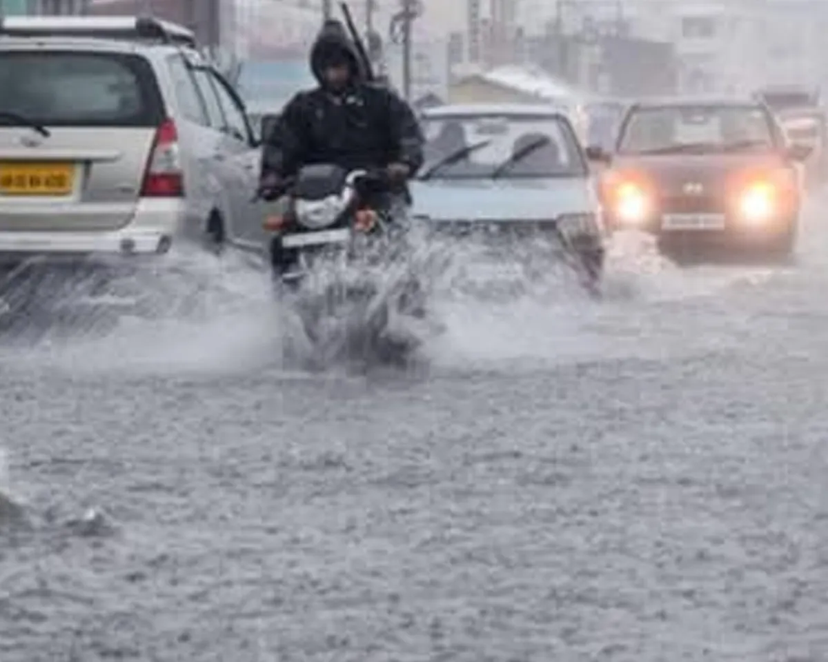 heavy rain and water level rising