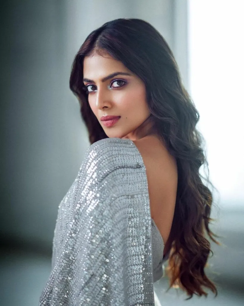 Malavika-Mohanan-Gorgeous-In-Silver-Saree_2-1-819x1024