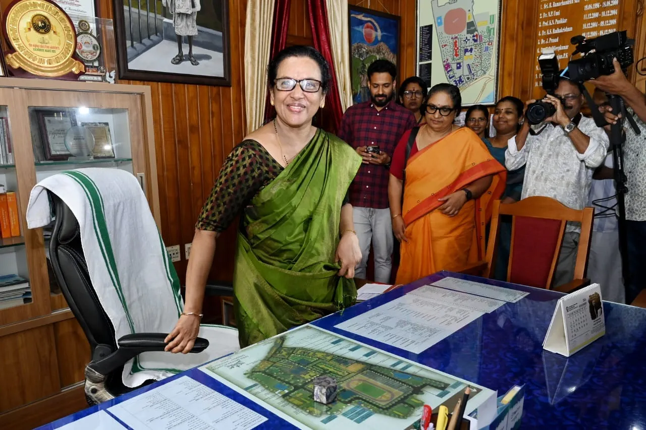 Dr. Sisa Thomas as VC3