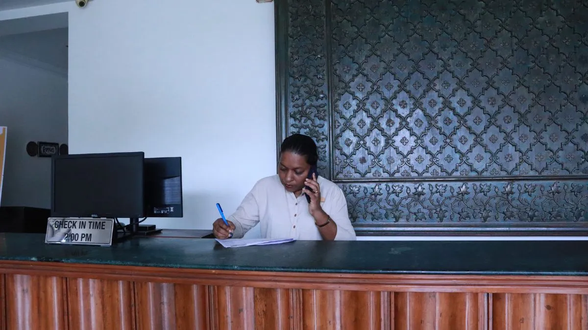 Front desk acacia