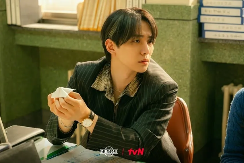 typhoon-family-kang-tae-poong-lee-junho-v0-7uk0cgpvj0vf1