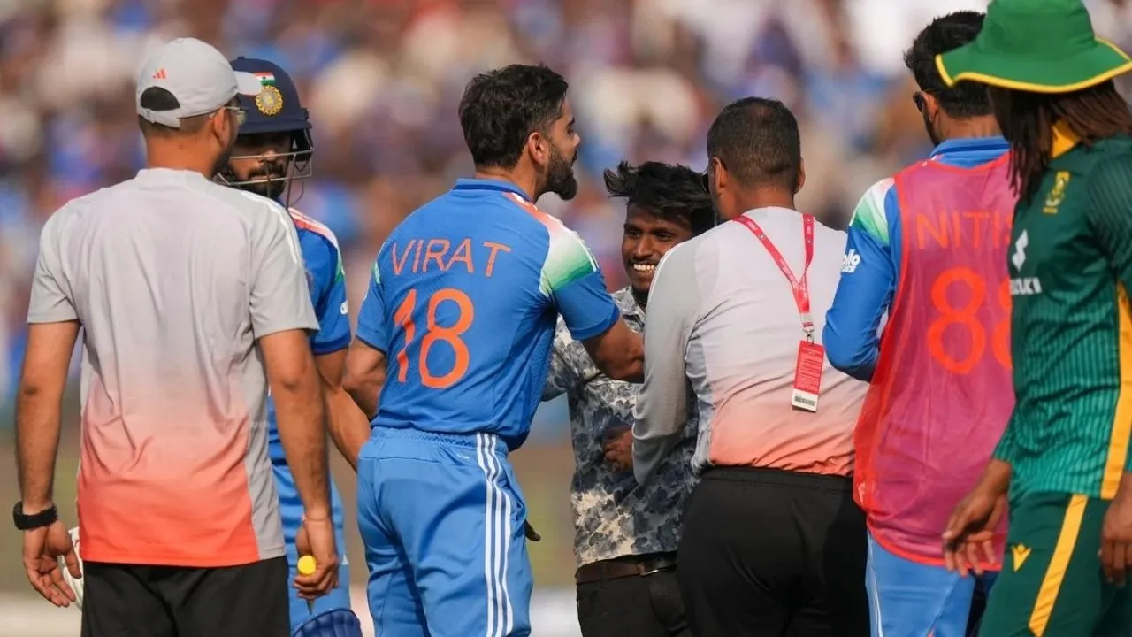 Virat-Kohlis-fan-entered-the-field