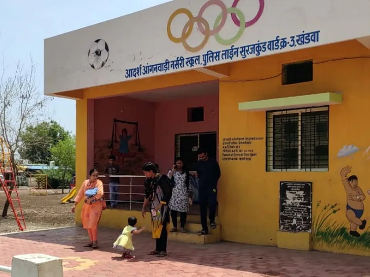 IAS Tanvi admitted her daughter to Aanganwadi