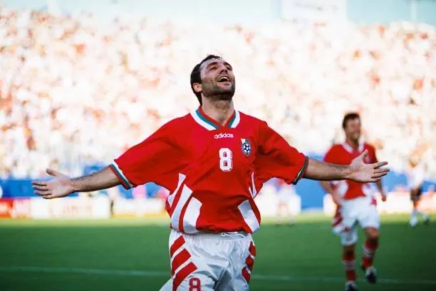 Best Number 8 Football Players | SportsGully