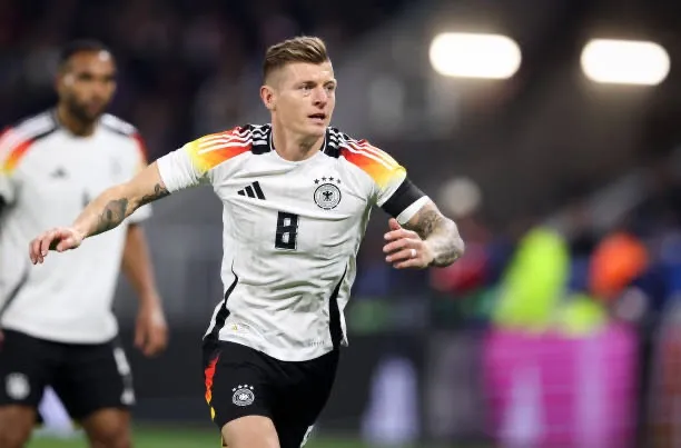 Best Number 8 Football Players | SportsGully