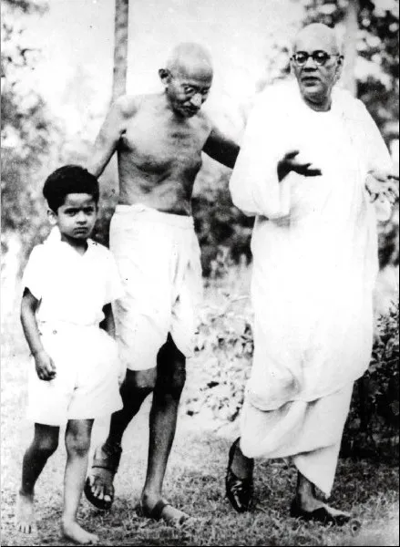 Mohandas Karamchand Gandhi with Sarat Chandra Bose in May 1947