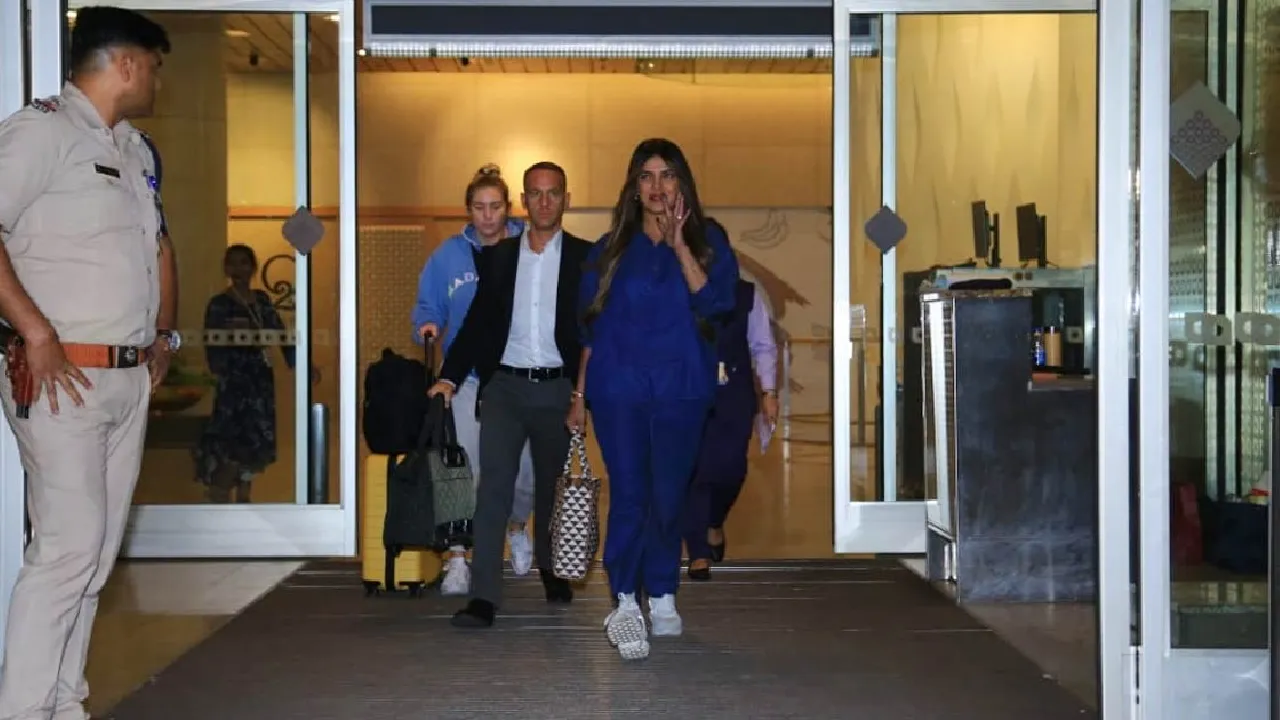Priyanka Chopra Travels With Bodyguards (4)