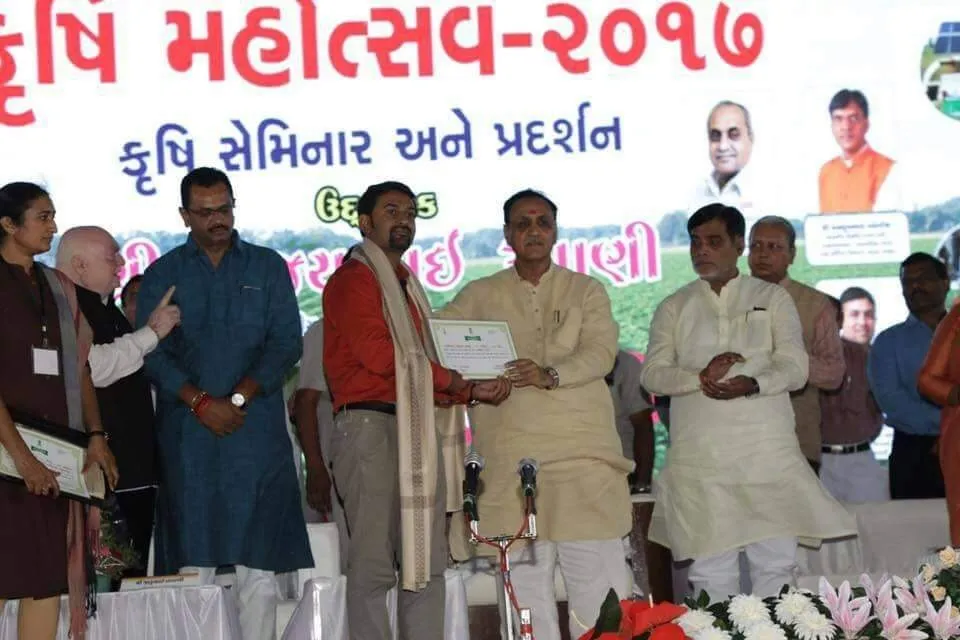 The Founder of Amar Honey receiving an award from Gujarat CM Vijay Rupani in 2017