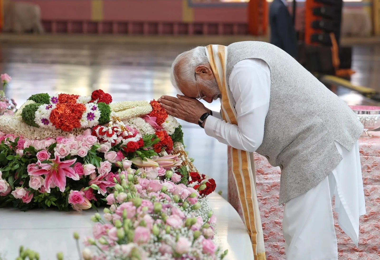Modi at  Sri Sathya Sai Baba place